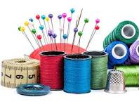 Mercerie (tissus, ciseaux, boutons, rubans, fils, aiguilles)